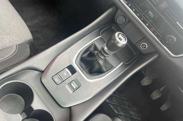 Nissan QASHQAI 1.3 DiG-T MH N-Connecta [Glass Roof] 5dr