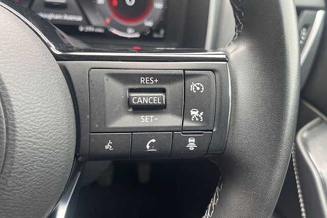 Nissan QASHQAI 1.3 DiG-T MH N-Connecta [Glass Roof] 5dr