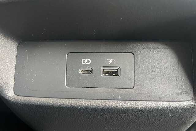 Nissan QASHQAI 1.3 DiG-T MH N-Connecta [Glass Roof] 5dr