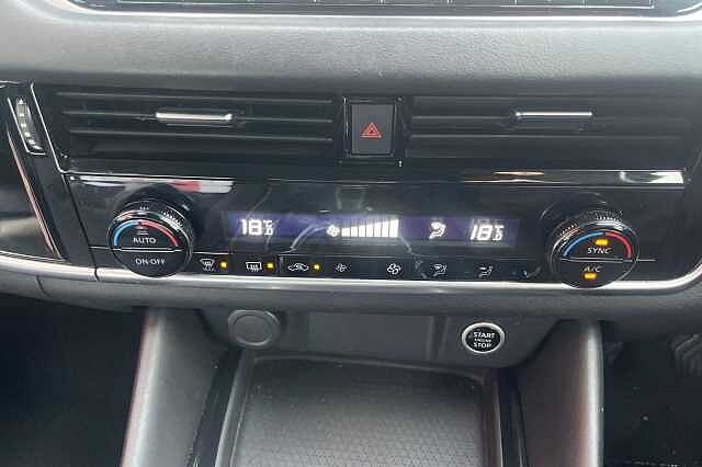 Nissan QASHQAI 1.3 DiG-T MH N-Connecta [Glass Roof] 5dr