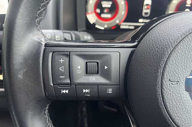 Nissan QASHQAI 1.3 DiG-T MH N-Connecta [Glass Roof] 5dr