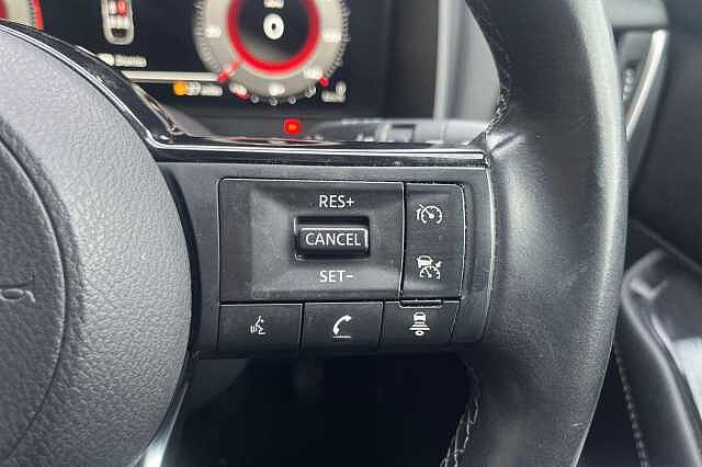 Nissan QASHQAI 1.3 DiG-T MH N-Connecta [Glass Roof] 5dr