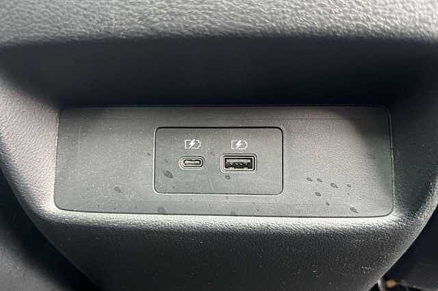 Nissan QASHQAI 1.3 DiG-T MH N-Connecta [Glass Roof] 5dr