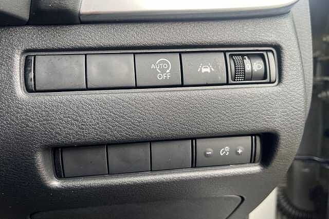 Nissan QASHQAI 1.3 DiG-T MH N-Connecta [Glass Roof] 5dr