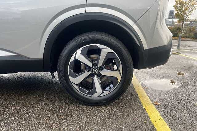 Nissan QASHQAI 1.3 DiG-T MH N-Connecta [Glass Roof] 5dr