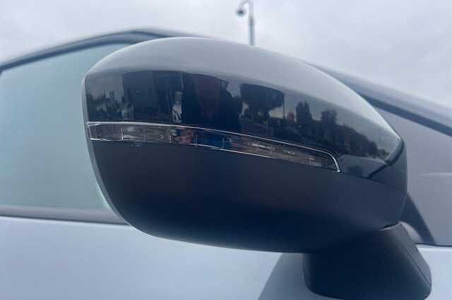 Nissan JUKE 1.0 DiG-T N-Connecta 5dr DCT