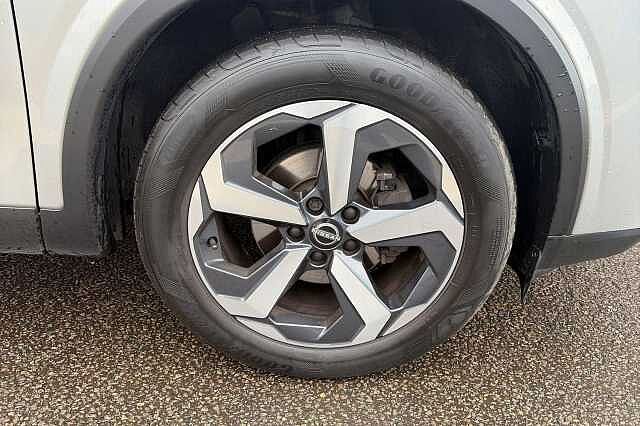 Nissan QASHQAI 1.3 DiG-T MH 158 N-Connecta [Glass Rf] 5dr Xtronic