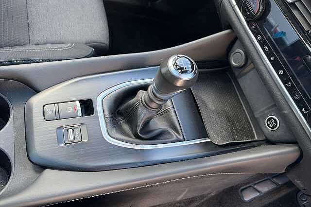 Nissan QASHQAI 1.3 DiG-T MH N-Connecta [Glass Roof] 5dr