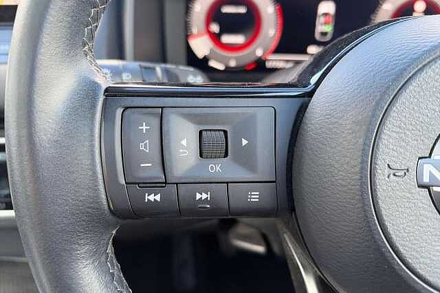 Nissan QASHQAI 1.3 DiG-T MH N-Connecta [Glass Roof] 5dr