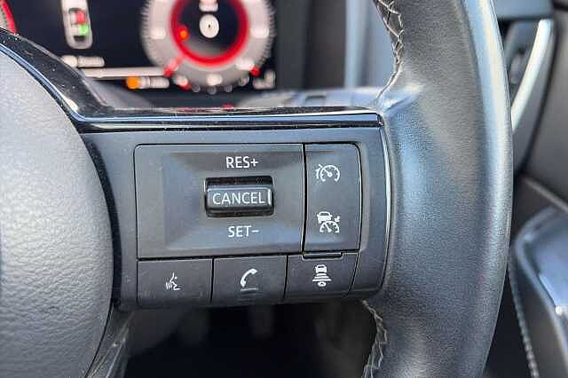 Nissan QASHQAI 1.3 DiG-T MH N-Connecta [Glass Roof] 5dr