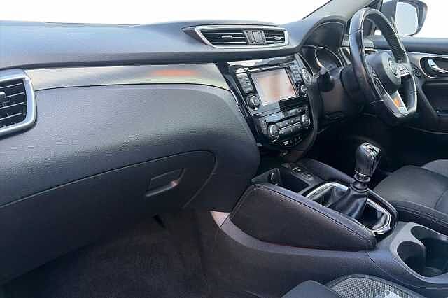 Nissan QASHQAI 1.2 DiG-T N-Connecta [Glass Roof Pack] 5dr