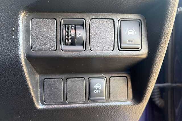 Nissan QASHQAI 1.2 DiG-T N-Connecta [Glass Roof Pack] 5dr