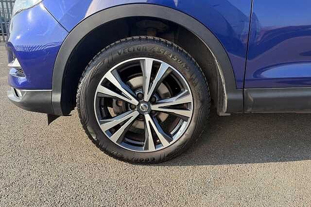 Nissan QASHQAI 1.2 DiG-T N-Connecta [Glass Roof Pack] 5dr