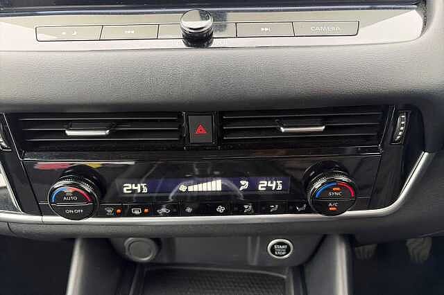 Nissan QASHQAI 1.3 DiG-T MH N-Connecta [Glass Roof] 5dr