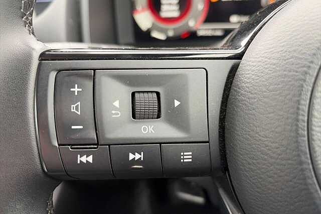 Nissan QASHQAI 1.3 DiG-T MH N-Connecta [Glass Roof] 5dr