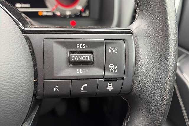 Nissan QASHQAI 1.3 DiG-T MH N-Connecta [Glass Roof] 5dr