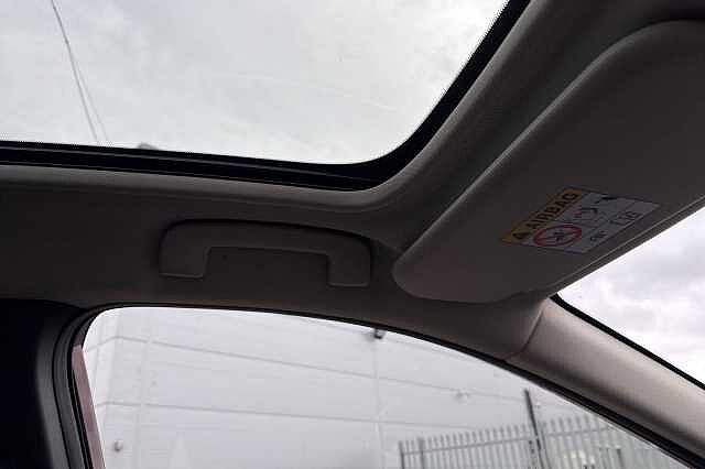 Nissan QASHQAI 1.3 DiG-T MH N-Connecta [Glass Roof] 5dr