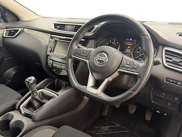 Nissan QASHQAI 1.3 DiG-T N-Connecta 5dr [Glass Roof/Executive]