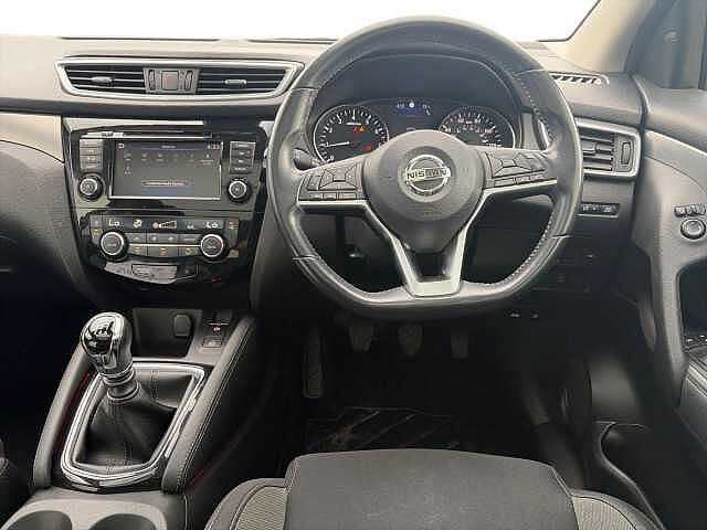 Nissan QASHQAI 1.3 DiG-T N-Connecta 5dr [Glass Roof/Executive]