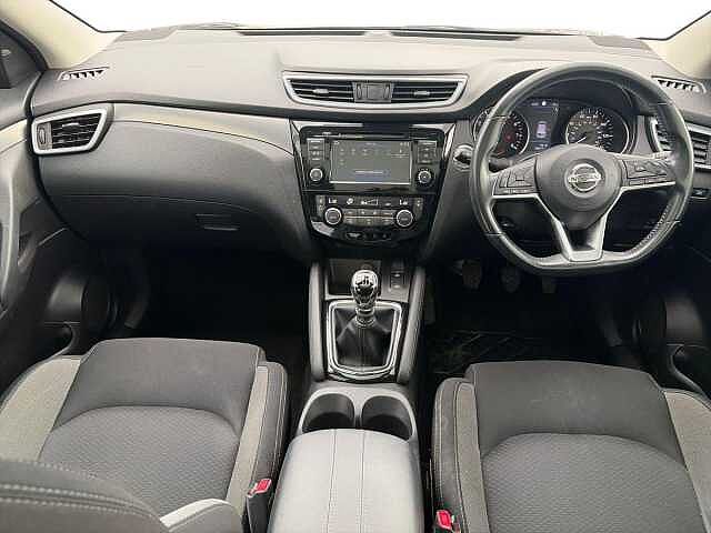Nissan QASHQAI 1.3 DiG-T N-Connecta 5dr [Glass Roof/Executive]