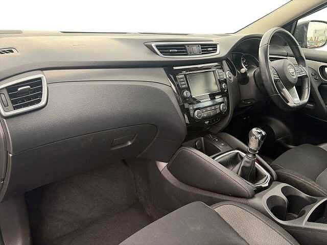 Nissan QASHQAI 1.3 DiG-T N-Connecta 5dr [Glass Roof/Executive]