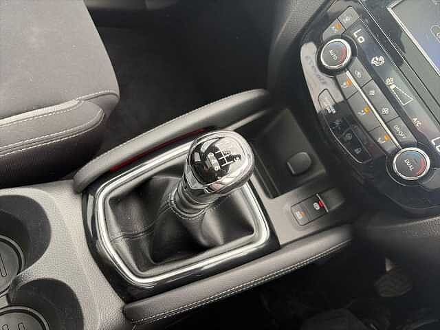 Nissan QASHQAI 1.3 DiG-T N-Connecta 5dr [Glass Roof/Executive]