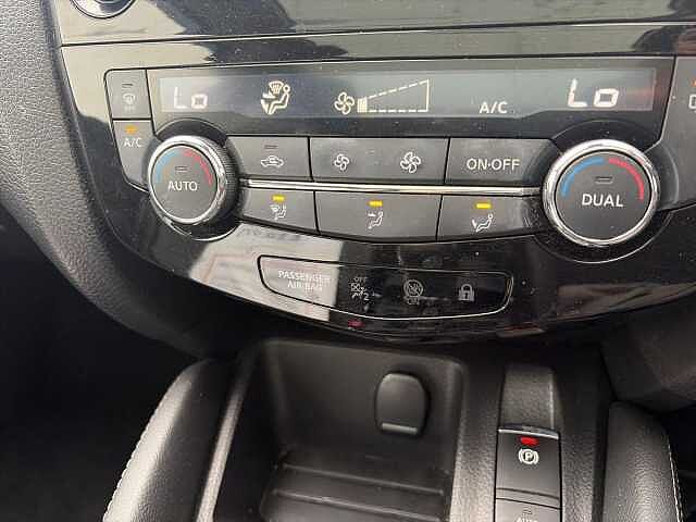 Nissan QASHQAI 1.3 DiG-T N-Connecta 5dr [Glass Roof/Executive]