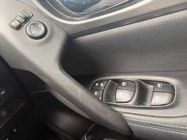 Nissan QASHQAI 1.3 DiG-T N-Connecta 5dr [Glass Roof/Executive]