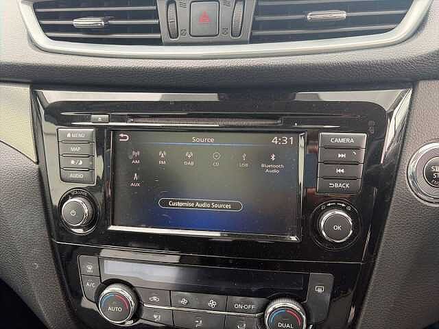 Nissan QASHQAI 1.3 DiG-T N-Connecta 5dr [Glass Roof/Executive]