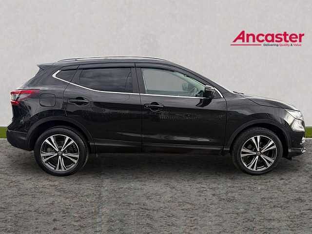 Nissan QASHQAI 1.3 DiG-T N-Connecta 5dr [Glass Roof/Executive]