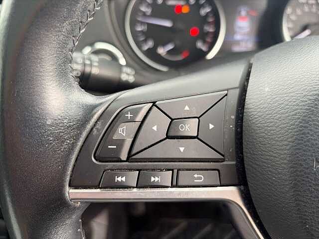 Nissan QASHQAI 1.3 DiG-T N-Connecta 5dr [Glass Roof/Executive]