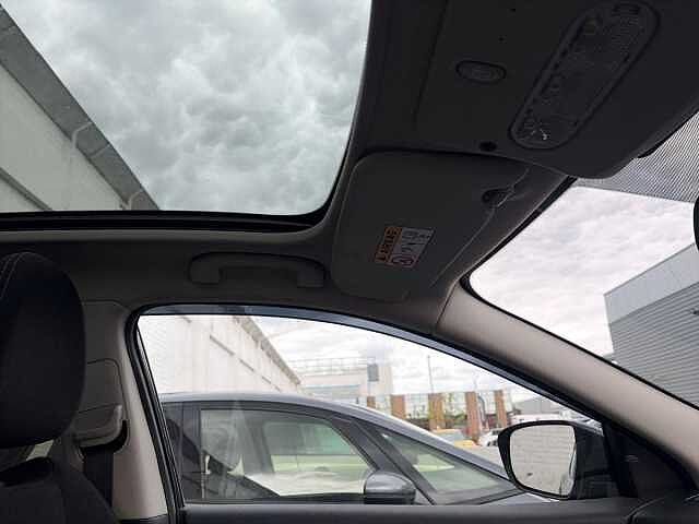 Nissan QASHQAI 1.3 DiG-T N-Connecta 5dr [Glass Roof/Executive]