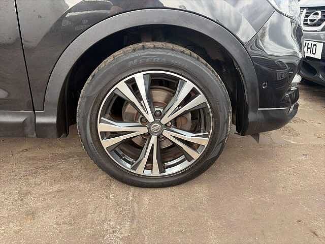 Nissan QASHQAI 1.3 DiG-T N-Connecta 5dr [Glass Roof/Executive]